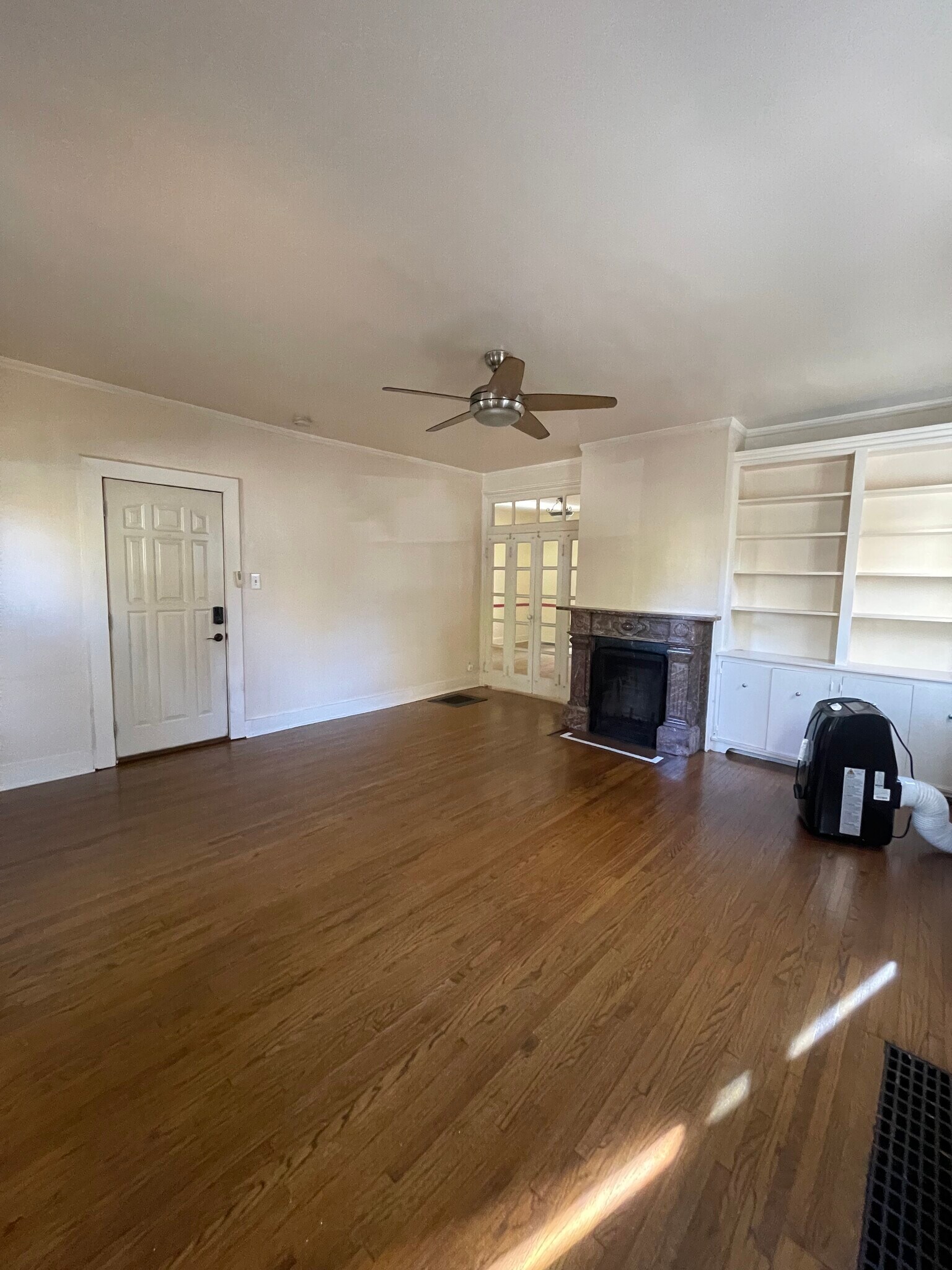 Building Photo - 134 E Maple St