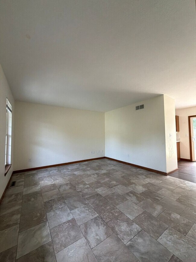 Building Photo - LIMITED TIME $500 OFF FIRST MONTH RENT - 3 Bedroom Home with 2 Car Attached Garage!