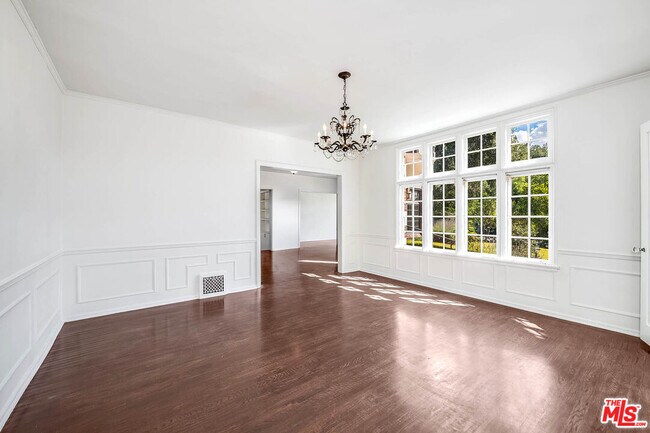 Building Photo - 2441 Glendower Ave