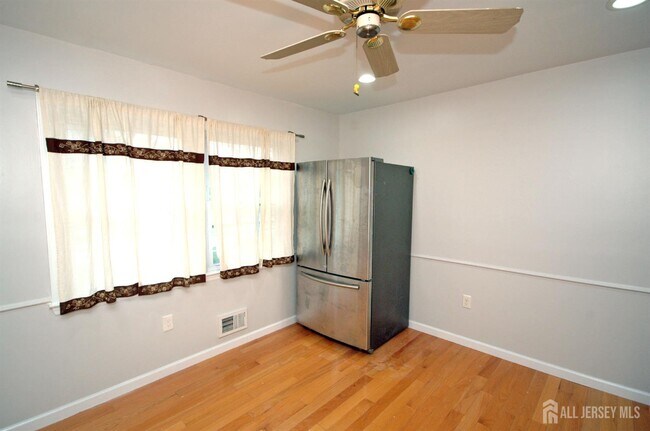 Building Photo - 4 White Oaks Dr