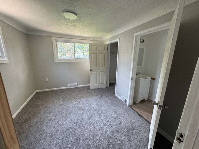 Building Photo - Discover Comfort and Convenience in Harper...
