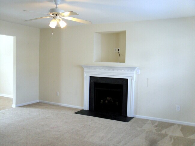Building Photo - Beautiful 4bd/2.5bth home with an open lay...