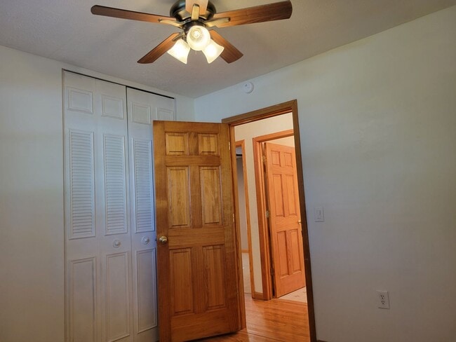 Building Photo - Your Dream Home Awaits: Spacious 4 Bed/2 B...