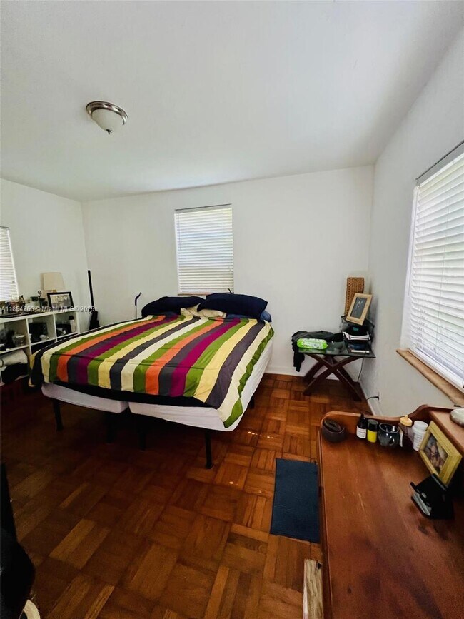 Building Photo - 2830 Pine Tree Dr