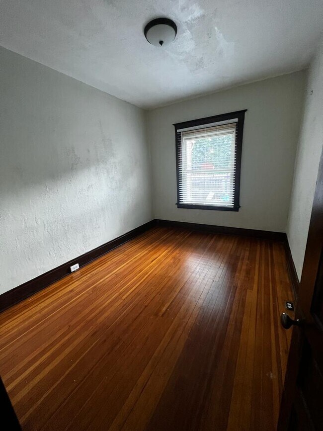 Building Photo - 1120 E 12th Ave