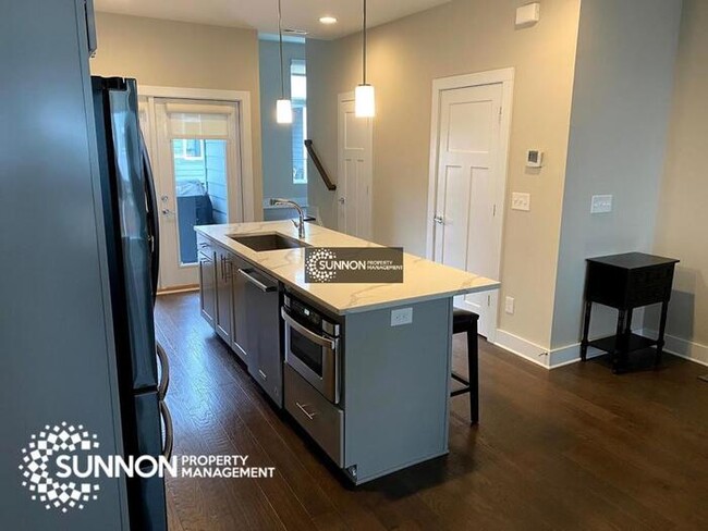 Building Photo - Modern 2 BR 2.5 BA Townhome with Rooftop D...