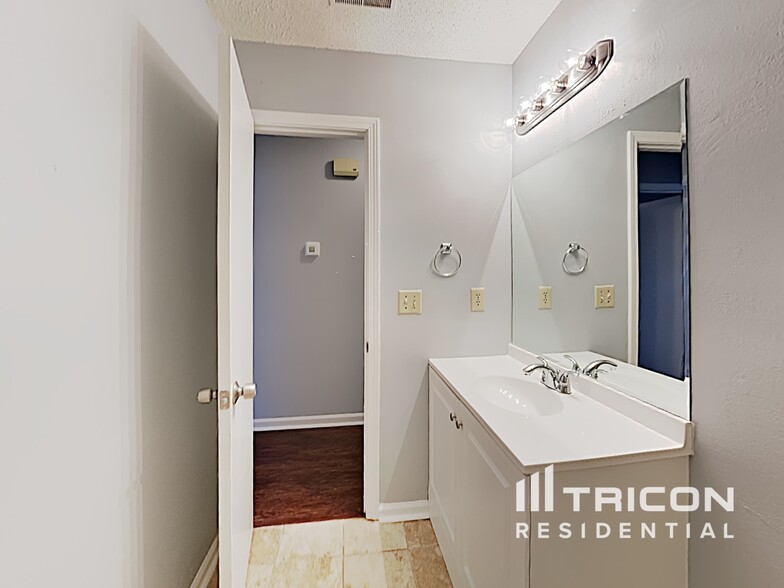Building Photo - 389 Hillridge Dr