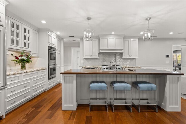 Building Photo - 2220 Vía Tuscany