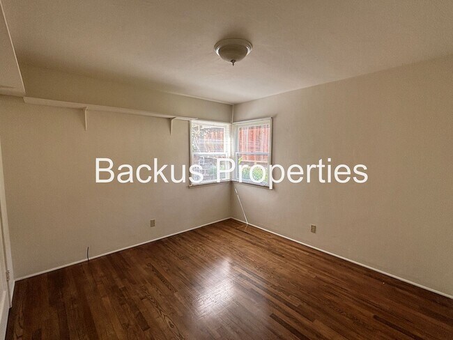 Building Photo - Wonderful two-bedroom home in established neighborhood