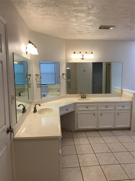 Building Photo - 3842 Knollcrest Dr