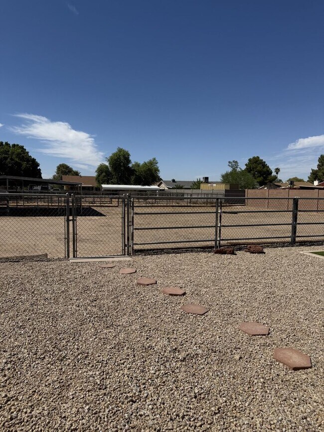 Building Photo - Horse Property 3 bedroom, 2 Bath