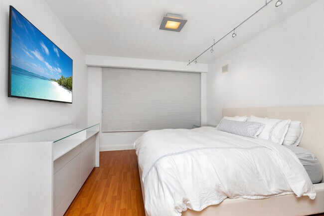 Building Photo - 20201 E Country Club Dr