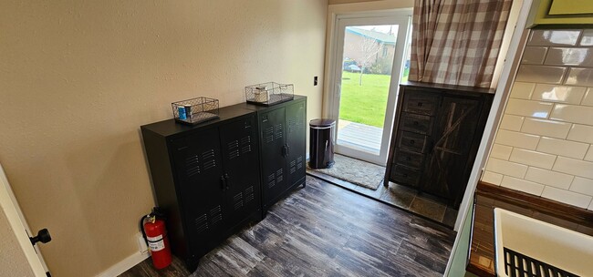 Building Photo - Fully Furnished, All Utilities Included, D...