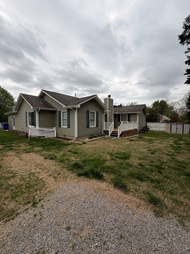 Building Photo - 3BR Home | Granite Kitchen | Fireplace | Deck | Fenced Yard