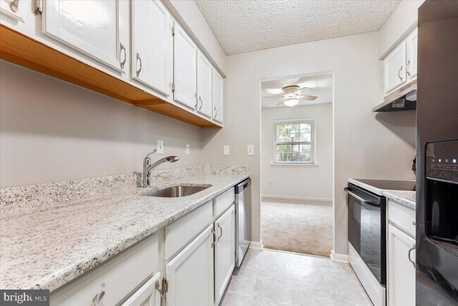 Building Photo - 3207 Valley Dr