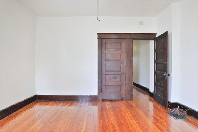 Building Photo - 4 Bedroom , 2 Bath Newly Renovated house -...