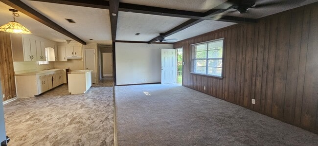 Building Photo - 306 Mustang Dr