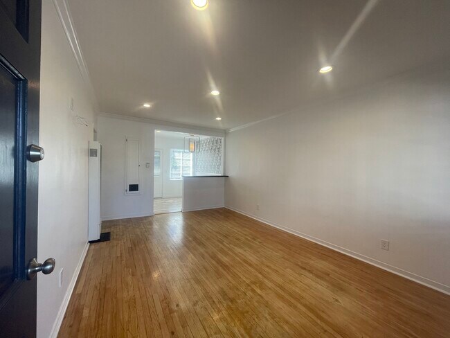 Building Photo - 11672 Oxnard St