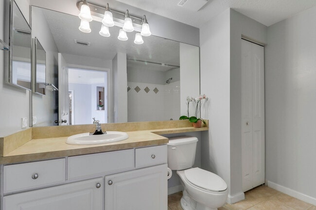 Building Photo - 4302 Myrtlewood Cir W