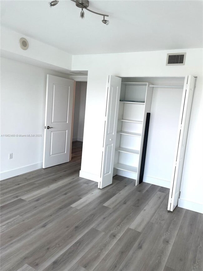 Building Photo - 2681 N Flamingo Rd