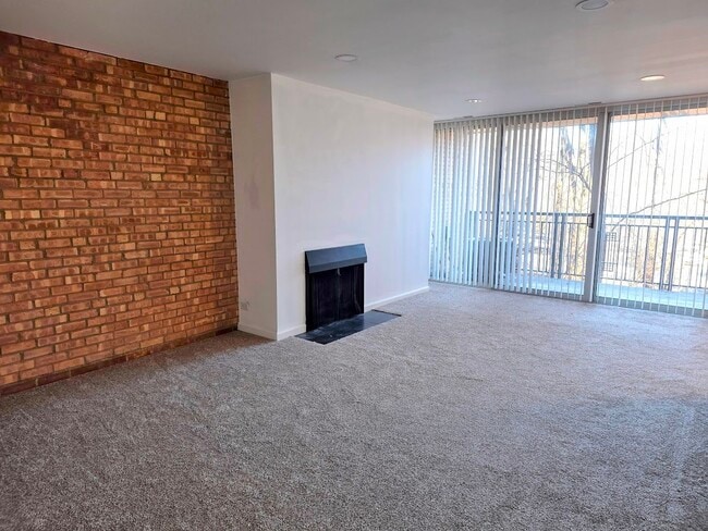 Building Photo - 5950 Oakwood Dr