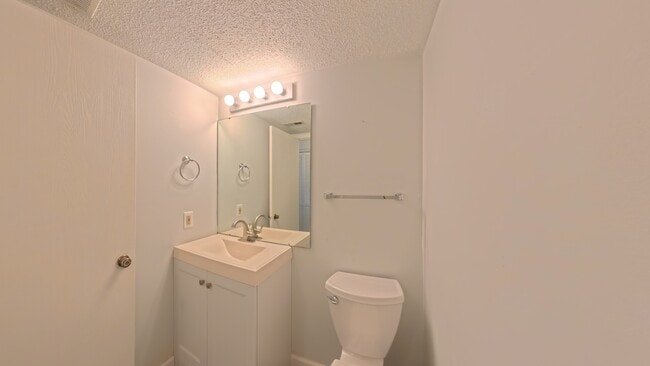 Building Photo - 1112 Woodgate Dr