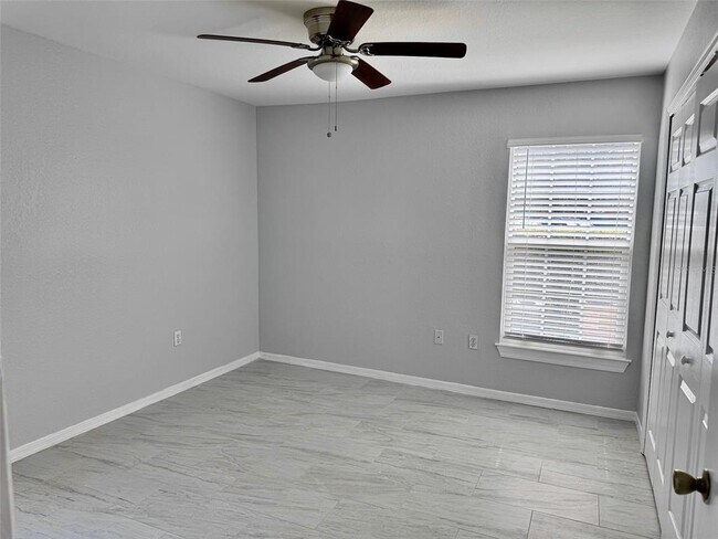 Building Photo - 5475 Vineland Rd