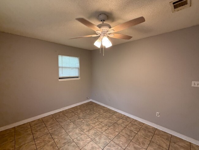 Building Photo - 3 bedroom 1.5 bath home with bonus room av...