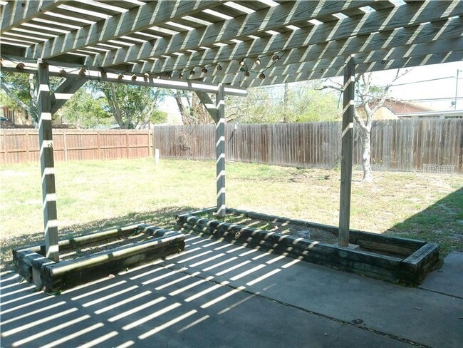 Building Photo - 538 Vega Dr