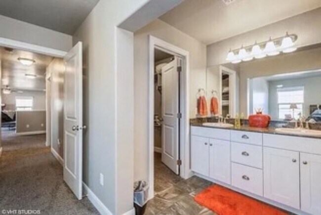 Building Photo - Bright & Spacious Desert Townhome