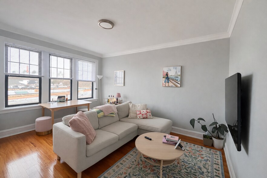 Building Photo - 2336 W Addison St