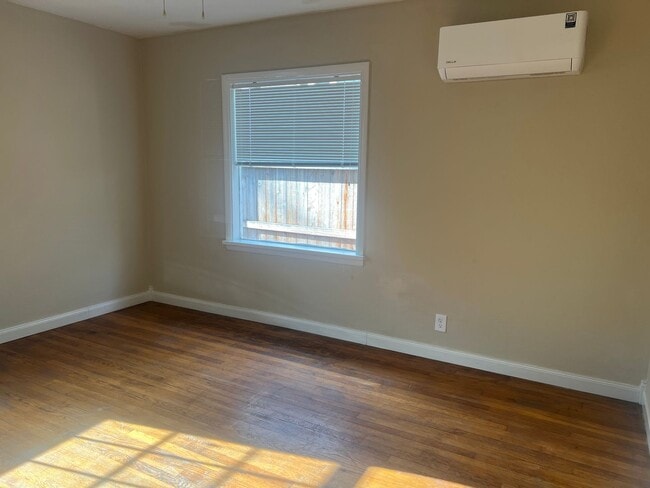 Building Photo - Affordable, Adorable Medford Home!!