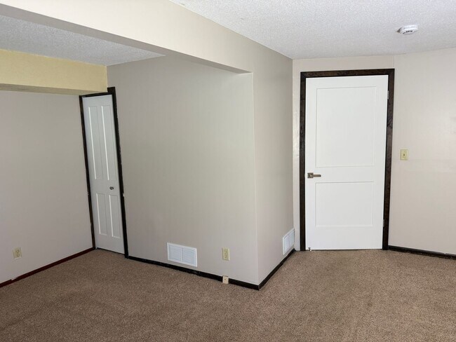 Building Photo - Awesome 3 bed unit