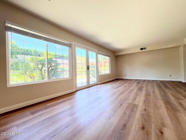 Building Photo - 893 Lindawood St