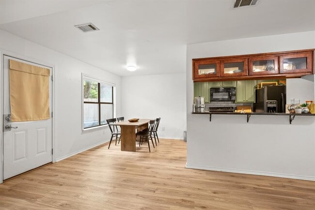Building Photo - 512 Eberhart Ln