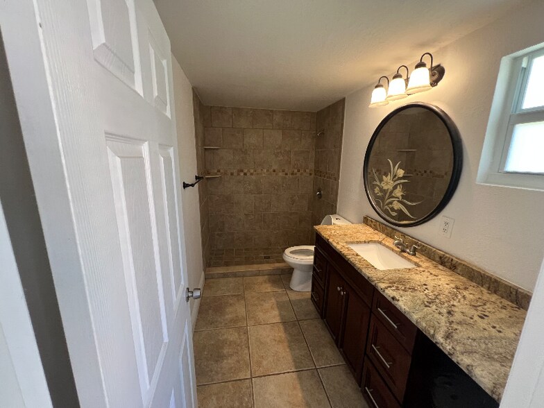 Primary Photo - 2722 SE 16th Pl