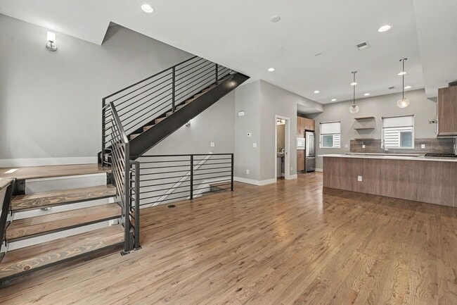 Building Photo - 2 Bed, 1 Bath Townhouse with Roof Top Deck