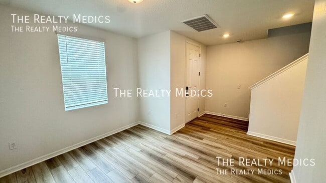 Building Photo - 2401 White Tail St
