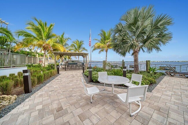 Building Photo - 41 SW Seminole St