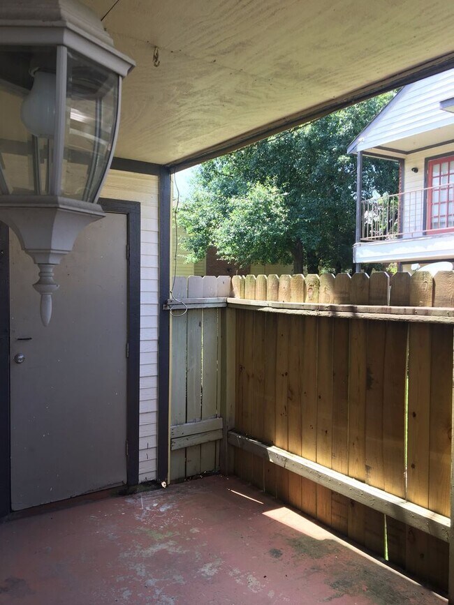 Building Photo - 2 BR 1 BA Condo - Downstairs