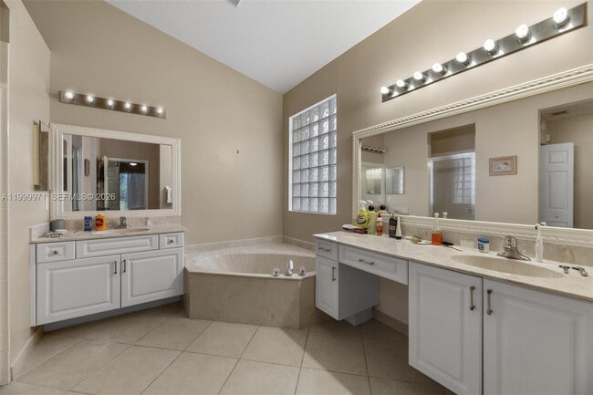 Building Photo - 7363 Via Luria