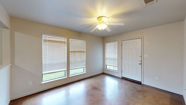 Building Photo - 3 BEDROOM, 2 BATH, 2 CAR GARAGE DUPLEX!!!