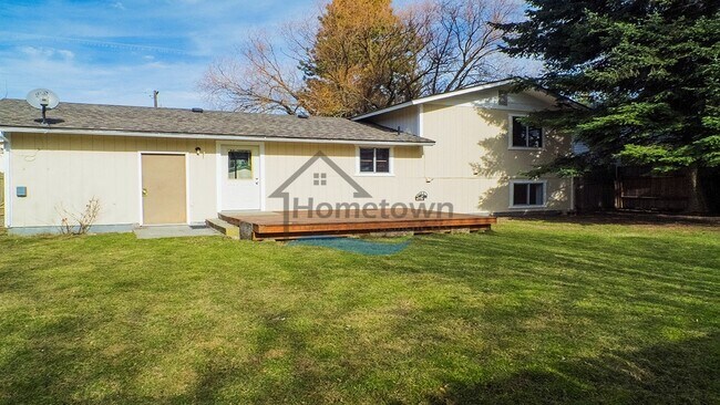 Building Photo - 3 Bed 1.5 Bath with Garage & Fenced Yard