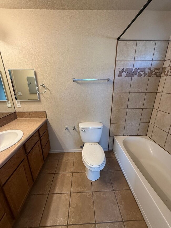 Building Photo - 4 Bedroom, 2 Bathroom House Available Now!