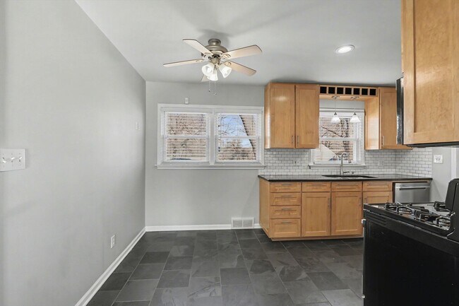 Building Photo - Remodeled 2 Bedroom 1.5 Bath - Overland Park