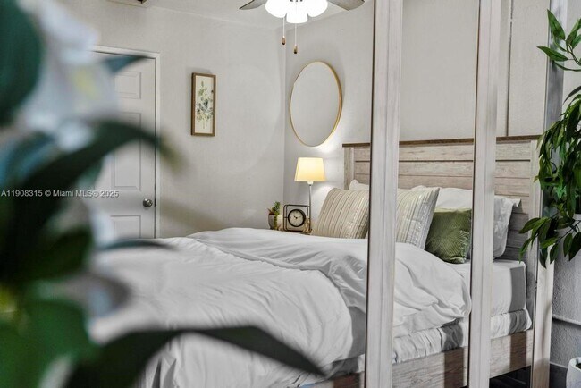 Building Photo - 12101 Everglades St