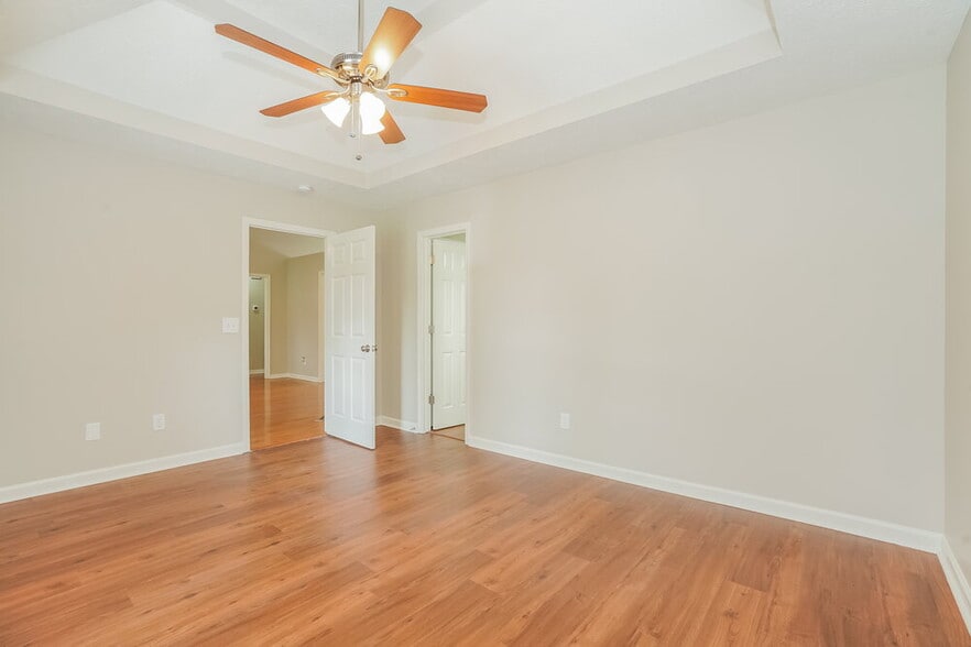 Building Photo - 725 Veneta View Dr