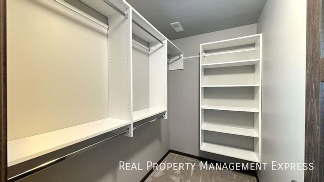 Building Photo - Modern 3 Bed, 2.5 Bath with Loft | Located...