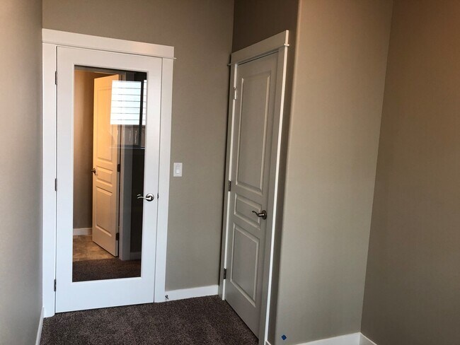 Building Photo - Beautiful newer 4 bedroom house in Coburg!