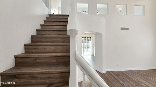 Building Photo - 2119 W Tracy Ln